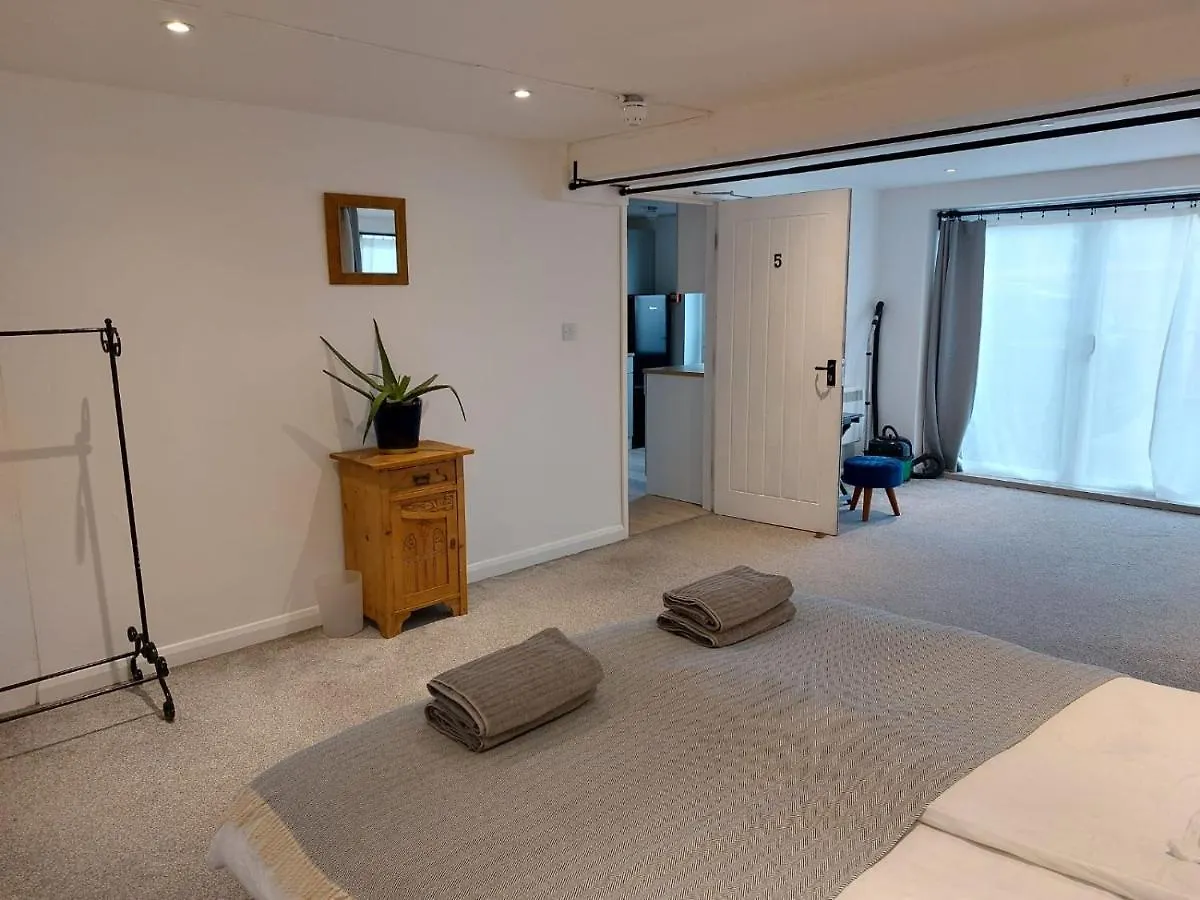 Homestay Beech House 20 Minute Walk To Airport Apartment Bristol United Kingdom